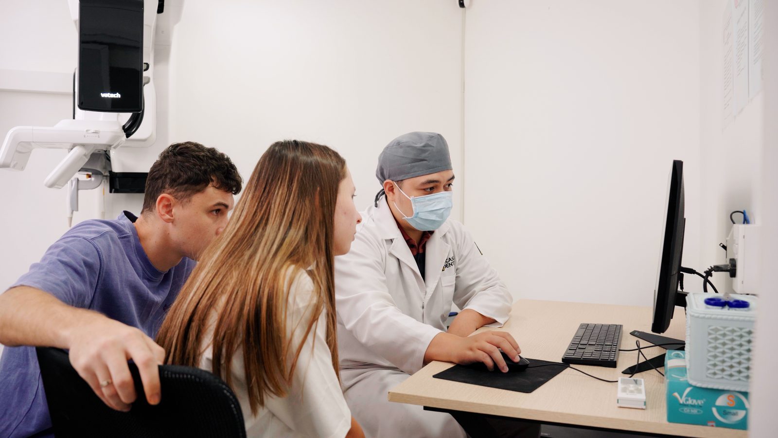 Patient consultation at Picasso Dental Da Nang
